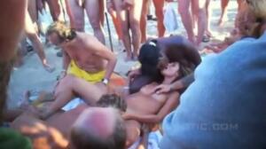 Cuando una pareja folla en una playa nudista todos se les unen